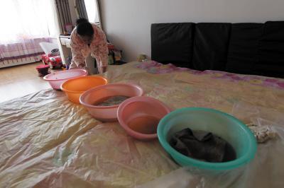 开化楼上漏水，住户失联，小区没物管，业主维权难！律师来支招……
